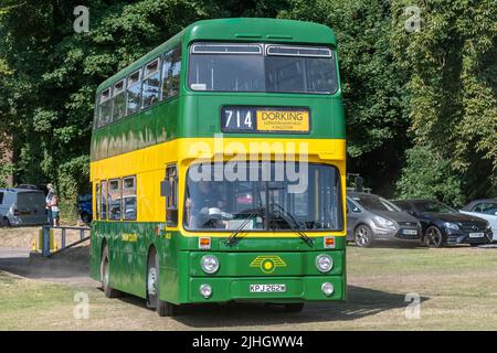 London Country 1981 Doppeldecker-Leyland-Bus in grüner und gelber Lackierung bei einer Transportveranstaltung in Hampshire, England, Großbritannien Stockfoto