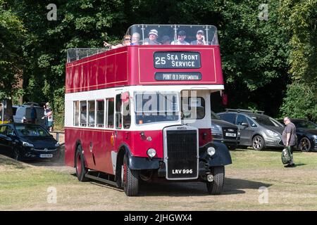 Vintage Red Leyland Open Top Bus bei der Alton Bus Rally and Running Day im Juli 2022, einem Transportevent in Hampshire, England, Großbritannien Stockfoto