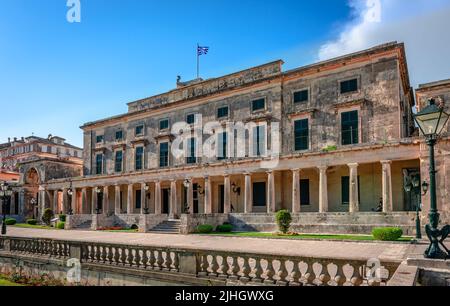 Korfu, Griechenland - 4 2022. Juni: Der Palast von St. Michael und St. George, der jetzt das Museum für asiatische Kunst beherbergt Stockfoto