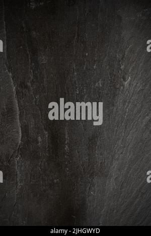 Schwarze leere Schiefertafel mit Vignette für Textur oder Hintergrund. Stockfoto
