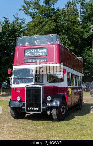 Vintage Red Leyland Open Top Bus bei der Alton Bus Rally and Running Day im Juli 2022, einem Transportevent in Hampshire, England, Großbritannien Stockfoto