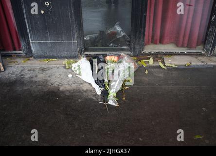 Blumen liegen auf dem Bürgersteig vor dem Bataclan-Musikort, um an die Opfer der tragischen Pariser Anschläge vom 2015. November zu erinnern. Le Bataclan, 50 Boulevard Voltaire, Paris, Frankreich - Terroranschläge in Paris - ein Jahr darauf Stockfoto