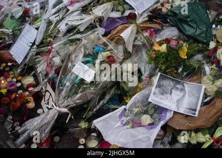 Blumen, Kerzen, Botschaften und Fotos von Angehörigen gedenken der Opfer der Pariser Anschläge vom 2015. November. Le Bataclan Music venue, 50 Boulevard Voltaire, Paris, Frankreich - Paris greift an - ein Jahr nach dem Stockfoto