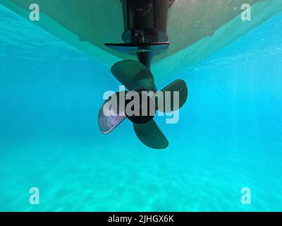 Unterwasseraufnahme eines Propellers eines Motorbootes im Meer Stockfoto