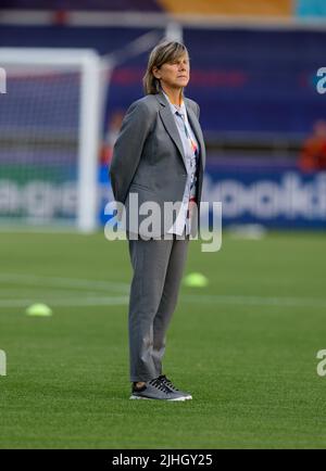 18.. Juli 2022, Manchester City Academy, Manchester, England: Frauen European International Football, Italien gegen Belgien: Cheftrainerin Milena Bertolini aus Italien beobachtet ihre Spieler beim Aufwärmen Stockfoto