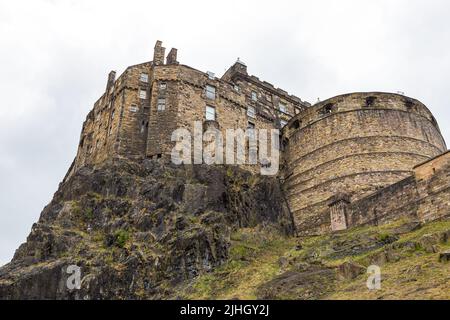 Edinburgh, Schottland, Vereinigtes Königreich - 11. August 2018: Edinburgh Castle, historisches Schloss in Edinburgh steht auf Castle Rock, Schottland. Stockfoto