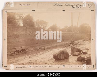 NY - Staten Island. Staten Island Depot, New York. Ausgrabung südlich von Staten Island Lighthouse façade, in Vorbereitung für das südliche Ende façade. Stockfoto