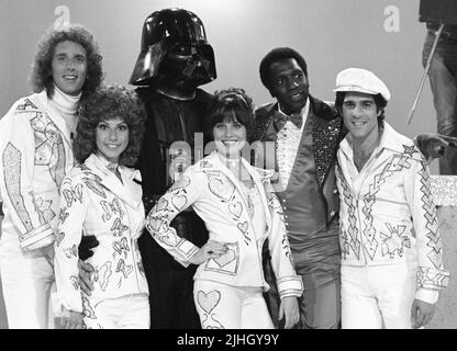 Kaptain Kool und die Kongs Besetzung - Mickey McMeel, Louise Duart, Debra Clinger und Michael Lembeck mit Darth Vader und Meadowlark Lemon am Set der Aufnahmen von Kaptain Kool und den Kongs ABC All-Star Samstag 1977 Credit: Ralph Dominguez/MediaPunch Stockfoto