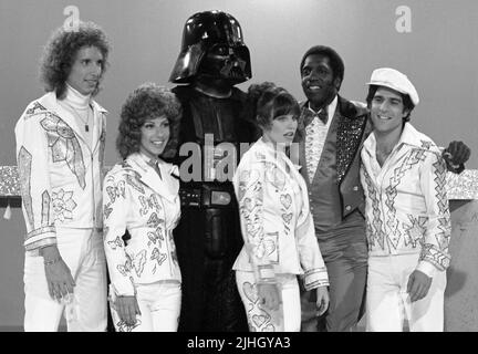 Kaptain Kool und die Kongs Besetzung - Mickey McMeel, Louise Duart, Debra Clinger und Michael Lembeck mit Darth Vader und Meadowlark Lemon am Set der Aufnahmen von Kaptain Kool und den Kongs ABC All-Star Samstag 1977 Credit: Ralph Dominguez/MediaPunch Stockfoto