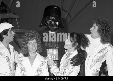 Kaptain Kool und die Kongs Besetzung - Michael Lembeck, Louise Duart, Debra Clinger und Mickey McMeel mit Darth Vader am Set der Aufnahmen von Kaptain Kool und den Kongs ABC All-Star Samstag 1977 Credit: Ralph Dominguez/MediaPunch Stockfoto