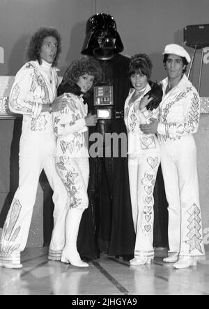 Kaptain Kool und die Kongs Besetzung - Mickey McMeel, Louise Duart, Debra Clinger und Michael Lembeck mit Darth Vader am Set der Aufnahmen von Kaptain Kool und den Kongs ABC All-Star Samstag 1977 Credit: Ralph Dominguez/MediaPunch Stockfoto