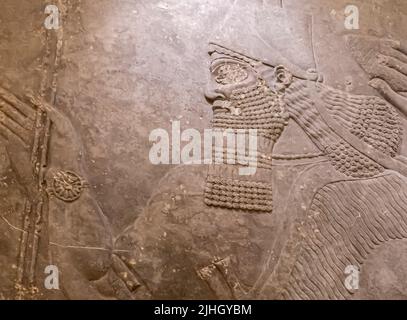 König Ashurnasirpal II und sein Gott. Details. Relief am Königspalast in Kalhu, (Nimrud) - Kalkstein - IX Jahrhundert B.C. Hermitage Museum Stockfoto