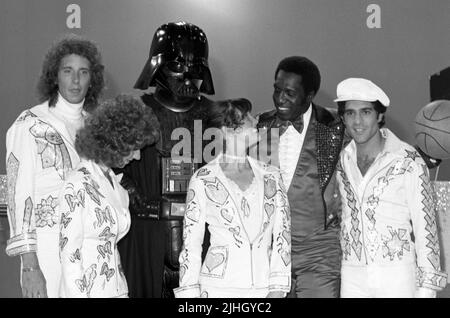 Kaptain Kool und die Kongs Besetzung - Mickey McMeel, Louise Duart, Debra Clinger und Michael Lembeck mit Darth Vader und Meadowlark Lemon am Set der Aufnahmen von Kaptain Kool und den Kongs ABC All-Star Samstag 1977 Credit: Ralph Dominguez/MediaPunch Stockfoto