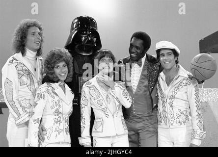 Kaptain Kool und die Kongs Besetzung - Mickey McMeel, Louise Duart, Debra Clinger und Michael Lembeck mit Darth Vader und Meadowlark Lemon am Set der Aufnahmen von Kaptain Kool und den Kongs ABC All-Star Samstag 1977 Credit: Ralph Dominguez/MediaPunch Stockfoto