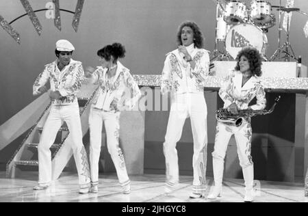 Kaptain Kool und die Kongs Besetzung - Michael Lembeck, Debra Clinger, Mickey McMeel und Louise Duart am Set der Aufnahmen von Kaptain Kool und den Kongs ABC All-Star Samstag 1977 Credit: Ralph Dominguez/MediaPunch Stockfoto