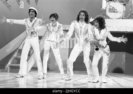 Kaptain Kool und die Kongs Besetzung - Michael Lembeck, Debra Clinger, Mickey McMeel und Louise Duart am Set der Aufnahmen von Kaptain Kool und den Kongs ABC All-Star Samstag 1977 Credit: Ralph Dominguez/MediaPunch Stockfoto