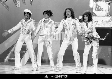 Kaptain Kool und die Kongs Besetzung - Michael Lembeck, Debra Clinger, Mickey McMeel und Louise Duart am Set der Aufnahmen von Kaptain Kool und den Kongs ABC All-Star Samstag 1977 Credit: Ralph Dominguez/MediaPunch Stockfoto