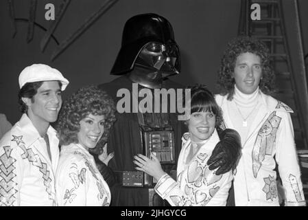 Kaptain Kool und die Kongs Besetzung - Michael Lembeck, Louise Duart, Debra Clinger und Mickey McMeel mit Darth Vader am Set der Aufnahmen von Kaptain Kool und den Kongs ABC All-Star Samstag 1977 Credit: Ralph Dominguez/MediaPunch Stockfoto