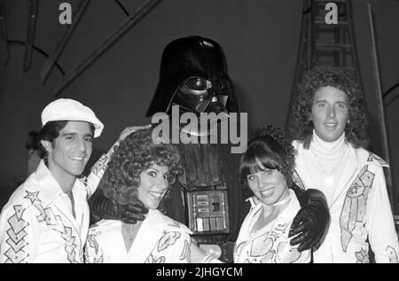 Kaptain Kool und die Kongs Besetzung - Michael Lembeck, Louise Duart, Debra Clinger und Mickey McMeel mit Darth Vader am Set der Aufnahmen von Kaptain Kool und den Kongs ABC All-Star Samstag 1977 Credit: Ralph Dominguez/MediaPunch Stockfoto