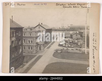 NY - Staten Island. Staten Island Depot, New York. Die Anlage befindet sich unterhalb der Terrasse. Stockfoto
