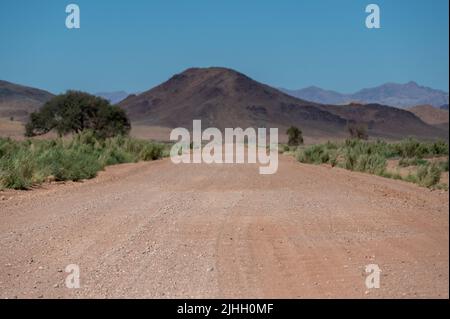 Roadtrip auf einer Schotterstraße in Namibia Arika Stockfoto