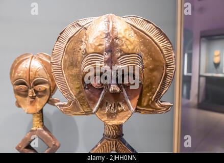 Skulpturales Reliquienelement - Ndassa - Ende 19. - Anfang 20. Jahrhundert - Holz, Kupferlegierungen, geschnitzt, überzogen, geprägt. Stockfoto