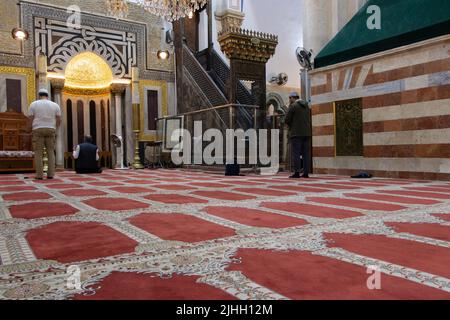 Muslimische Besucher beten in der Abraham-Moschee von Hebron. Gräber von Isaac und Rebecca sind hier Stockfoto