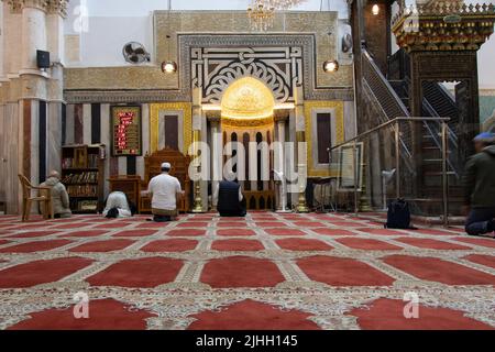 Muslimische Besucher beten in der Abraham-Moschee von Hebron. Gräber von Isaac und Rebecca sind hier Stockfoto