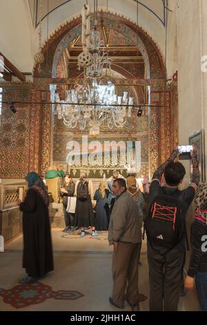 Touristen im Grab des Rumi in Konya. Religiöse Reisen in der Türkei Hintergrundbild. Konya Türkei - 5.18.2022 Stockfoto