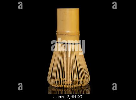 Bambus Schneebesen Chasen für Matcha Tee schwarzen Holzhintergrund. Stockfoto
