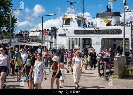 Menschen, die aus der Suokki-Fähre für einen Tagesausflug nach Suomenlinna kommen, einer bewohnten Seefestung vor Helsinki, Finnland Stockfoto