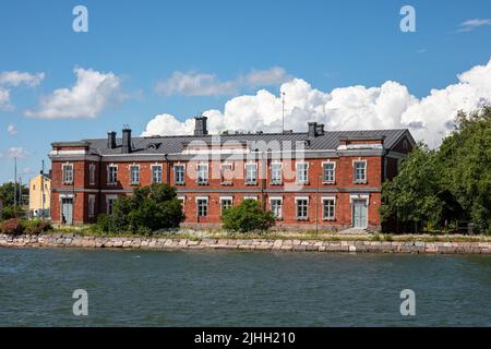 Rotes Backsteingebäude am Meer auf der Insel Pikku Mustasaari im Suomenlinna-Viertel, Helsinki, Finnland Stockfoto