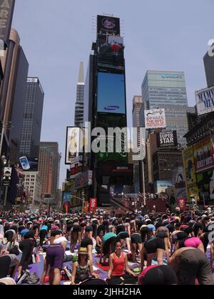 Bottoms Up: Solstice Yoga auf dem Times Square, 20. Juni 2012 Stockfoto