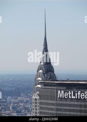 Krone und Nadel des Chrysler Building, die hinter dem MetLife Building aus dem Empire State Building, New York, 2012, ragen Stockfoto