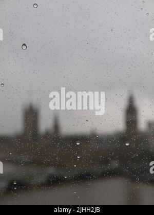 Der Palast von Westminster und die Westminster Bridge wurden durch Raindrop auf dem London Eye, Großbritannien, 2012 besichtigt Stockfoto