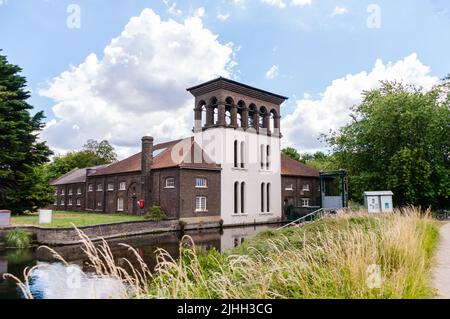 Besucher, die am Coppermill-Gebäude in Walthamstow Wetlands, London, vorbeikommen Stockfoto