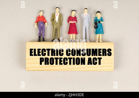 Geschäftskonzept. Auf dem Block mit der Aufschrift - Electric Consumers Protection Act, gibt es Miniaturfiguren von Menschen. Stockfoto