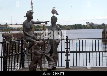 Leute wie wir - Statue Gruppe in Cardiff Bay. Sommer 2022. Juli. Stockfoto