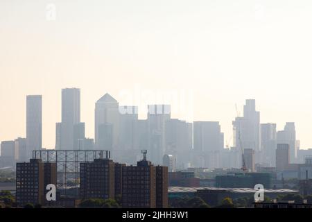 London, UK-5,7.22: Silhouette des zentralen Geschäftsviertels von Canary Wharf in einer Mittagshitze, von Southwark aus gesehen. Das Hotel liegt auf der Isle of Dogs Es ist Stockfoto