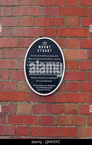 Schild an der Seite des Mount Stuart Weatherspoons Public House in der Nähe des Mermaid Quay. Cardiff Bay. Sommer 2022. Juli. Stockfoto