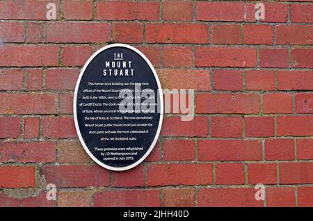 Schild an der Seite des Mount Stuart Weatherspoons Public House in der Nähe des Mermaid Quay. Cardiff Bay. Sommer 2022. Juli. Stockfoto