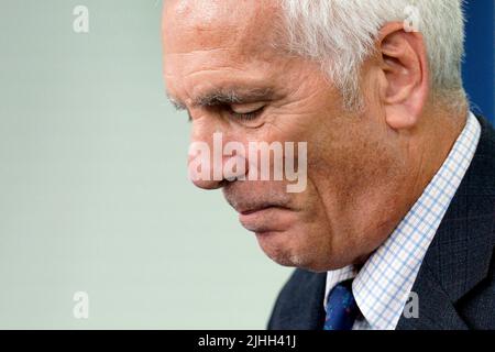 Washington, DC am 18. Juli 2022. Jared Bernstein, Mitglied des Wirtschaftsberaterrats des Weißen Hauses, hält am 18. Juli 2022 eine Pressekonferenz im Weißen Haus in Washington, DC. (Foto von Yuri Gripas/Pool/ABACAPRESS.COM) Stockfoto