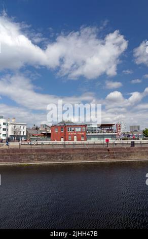 Mount Stuart Weatherspoons Public House nahe Mermaid Quay. Cardiff Bay. Sommer 2022. Juli. Stockfoto