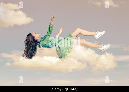 Schweben in der Luft. Entspanntes Mädchen in Vintage Rüschen Kleid schweben Augen geschlossen halten, schlafen, während fliegen in der Luft mit komfortablen friedlichen Traum am Himmel. Collage Komposition am Tag wolkig blauen Himmel Stockfoto