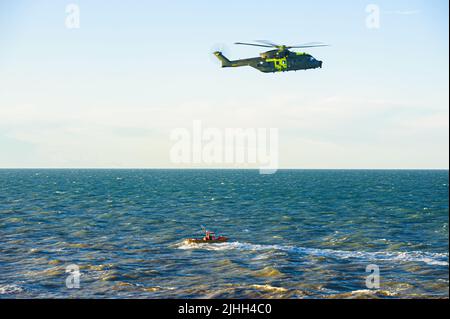 Hirtshals , Dänemark - Dezember 28 2009: AgustaWestland AW101, EH101 Merlin, dänischer SAR-Hubschrauber in Aktion außerhalb des Hafens von Hirtshals. Stockfoto