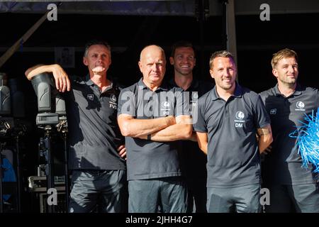 Gents Torwarttrainer Francky Vandendriessche, Gents Assistenztrainer Peter Balette, Gents Assistenztrainer Nicolas Lombaerts (NL) und Gents Assistenztrainer Danijel Milicevic (DM), abgebildet während der Mannschaftsvorstellung im Gentse Feesten des belgischen Fußballteams KAA Gent, Montag, 18. Juli 2022 in Gent. BELGA FOTO KURT DESPLENTER Stockfoto