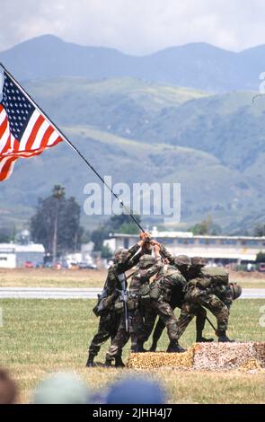 Die US-Marineinfanteristen stellen die Flagge auf Iwo Jima an Bord von MCAS El Toro wieder her. Stockfoto