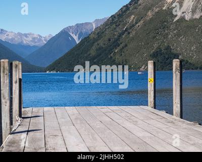 Bergkulisse zu sonnigem Tag auf dem See Roto-iti jenseits der führenden Linien oder Pier Deck Stockfoto