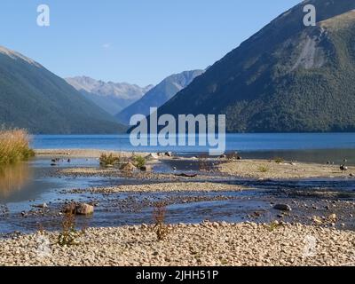 Landschaftlich schöner Seeufer mit dramatischem Berghintergrund Stockfoto