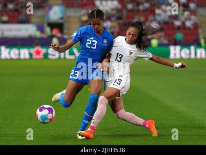 Die isländische Sveindis Jonsdottir (links) und die französische Selma Bacha kämpfen während des UEFA Women's Euro 2022 Gruppe D-Spiels im New York Stadium, Rotherham, um den Ball. Bilddatum: Montag, 18. Juli 2022. Stockfoto